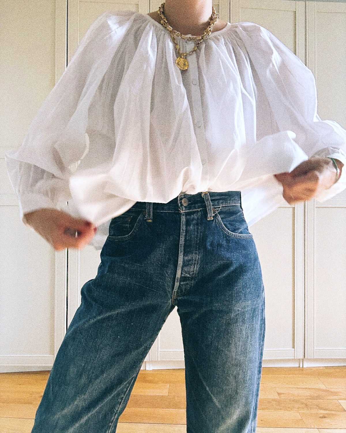 Blouse blanche Numéro Deux portée